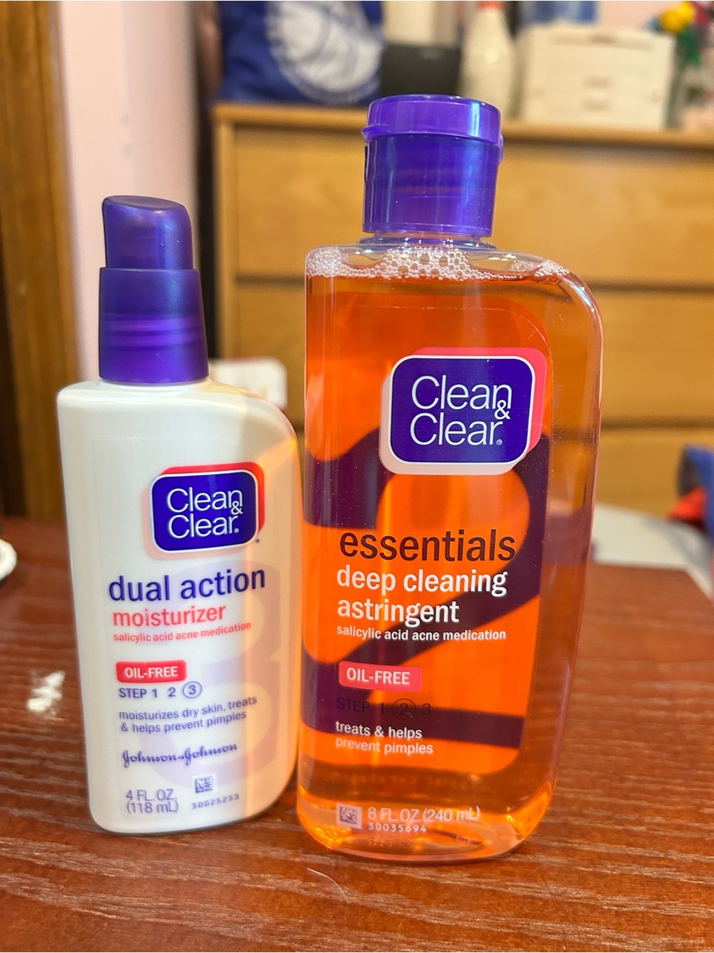 2 Clean & Clear Deep Cleaning Astringent Oil-Free 8oz & Moisturizer 4oz Brand